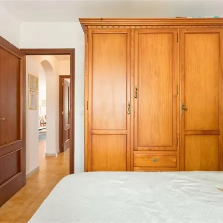 Beautiful With 2 Bedrooms Close To *