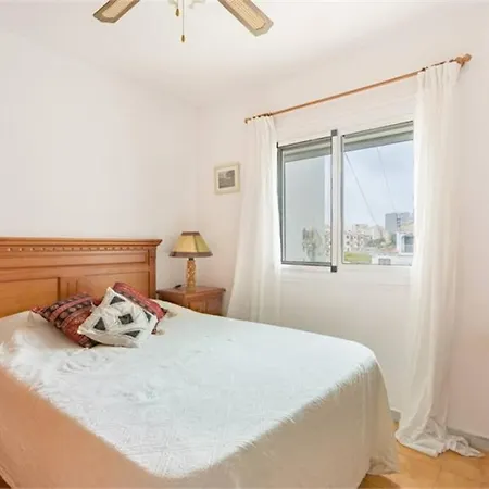 Beautiful With 2 Bedrooms Close To *