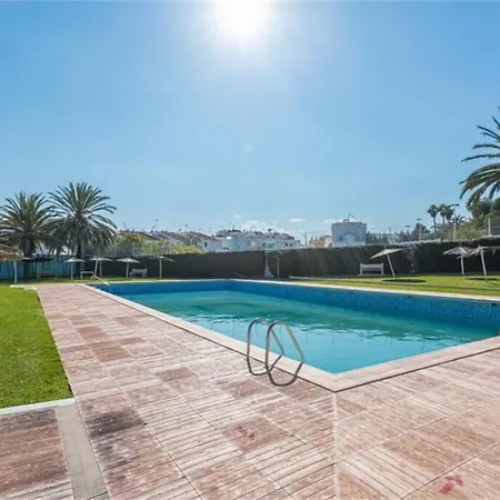 Beautiful With 2 Bedrooms Close To *